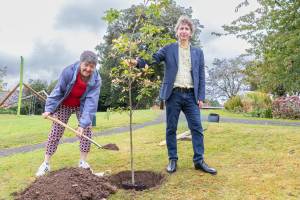 Cllr Lynn Denham, Leader of Worcester City Council, and Daniel Daniels, Chair of the Battle of Worcester Society, planting the oak tree in Fort Royal Park.
